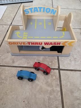 Kids Drive-Thru Car Wash Playset with Red and Blue Wooden Cars